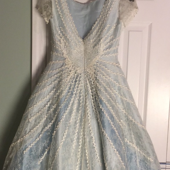 Bridal /  Ballgown by Hugo Nicholson - Picture 2 of 7